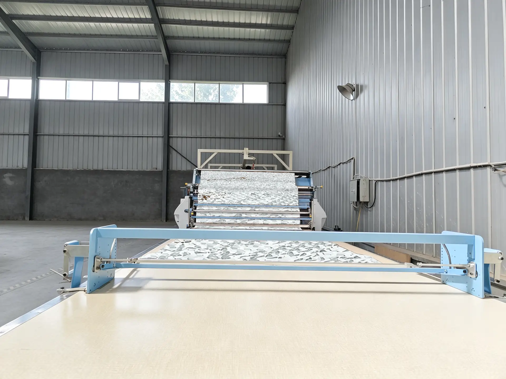 Automated textile feeding equipment in the Shijie workshop