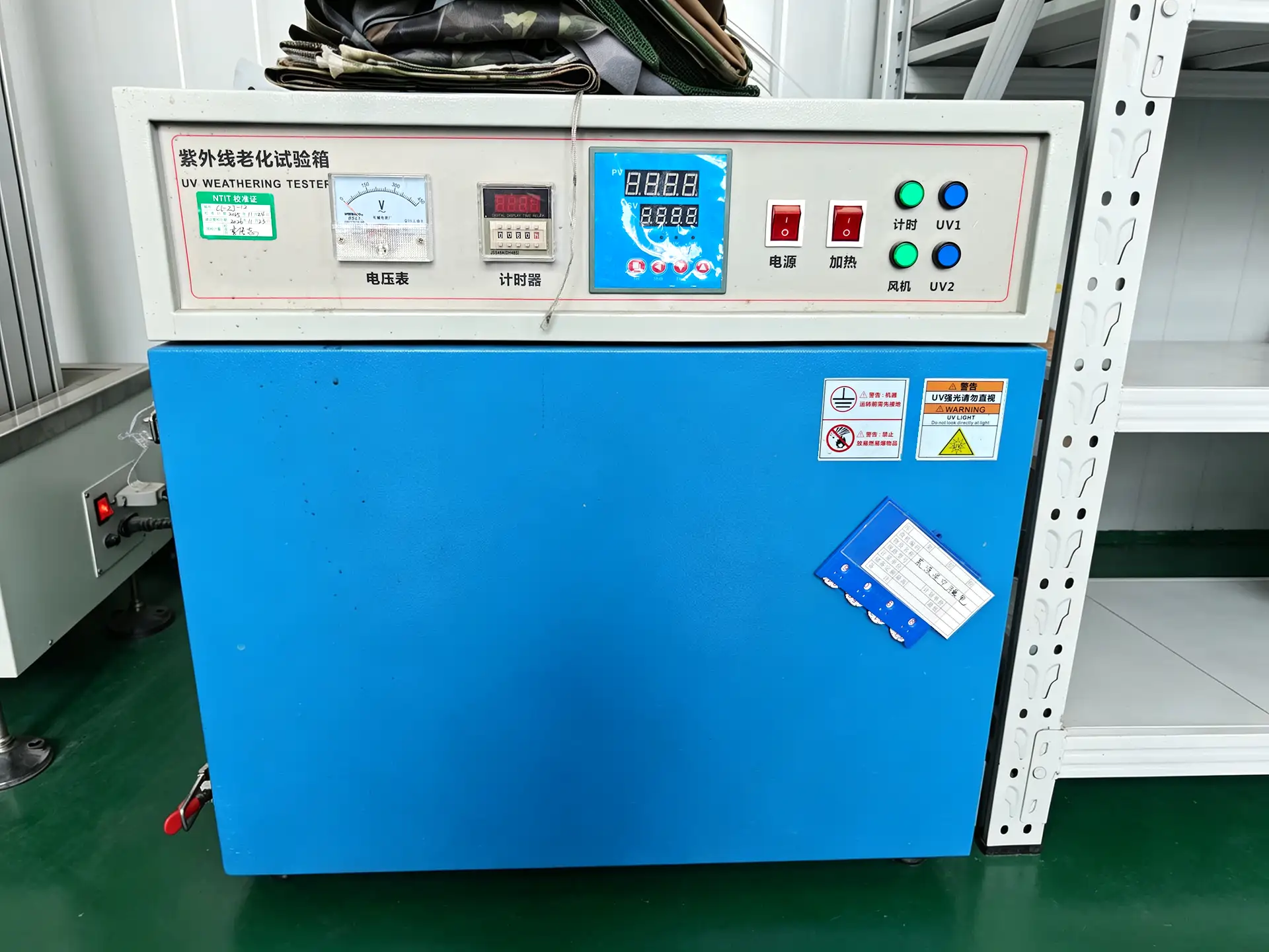 Laboratory heat aging chamber for camouflage material testing