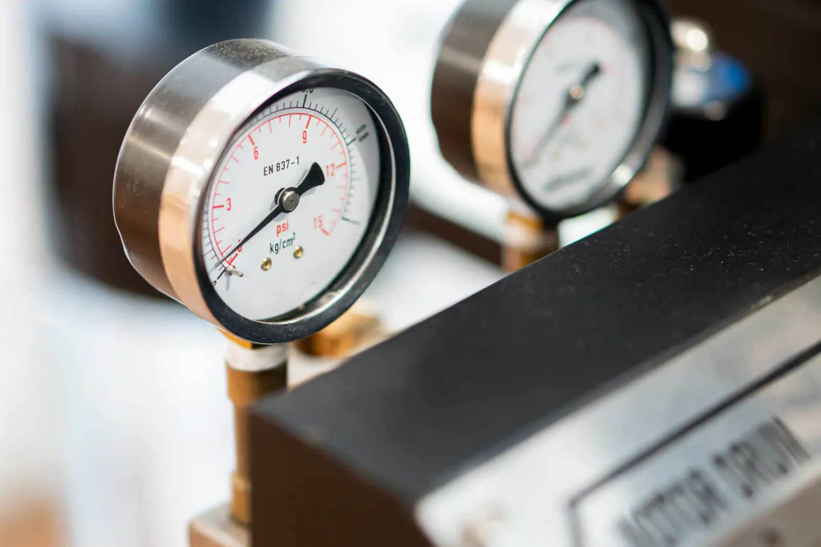 A hydrostatic pressure tester evaluates the resistance of a textile or coated fabric to water penetration.
